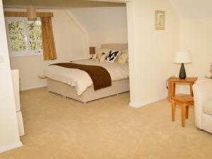 海华德希思Twyford Farm B&B的白色的卧室设有床和窗户