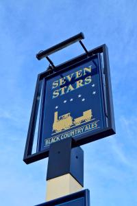 斯托桥The Seven Stars的黑色乡村铁路的蓝色标志