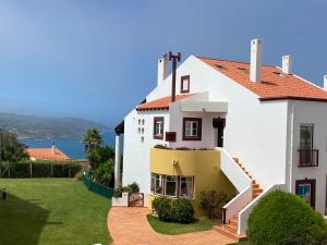 圣马蒂纽·杜·波特Top villa with extraordinary view of Atlantic的通往院子的白色房屋