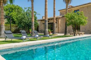 塞尔瓦S'Hort Des Capellà Verona的一座别墅,设有游泳池和棕榈树