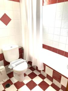 帕罗奇亚Rodia Studios & Apartments的浴室配有白色卫生间和淋浴。
