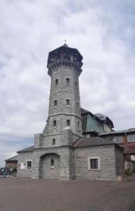 奥泊维森塔尔Ferienwohnung Häckel的一座建筑顶部的石制灯塔