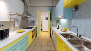 雅典Penthouse of light @ Koukaki的厨房配有黄色橱柜和水槽