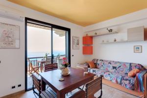 陶尔米纳Taormina Panoramic Seaview Apartment的客厅配有沙发和桌子