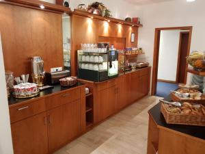 斯图加特斯图加特城市酒店的厨房配有木制橱柜和食品柜台。