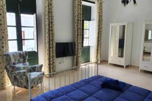 阿里亚Casa El Billar的客厅配有蓝色的床和椅子