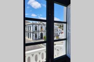 阿里亚Casa El Billar的享有大楼景致的开放式窗户