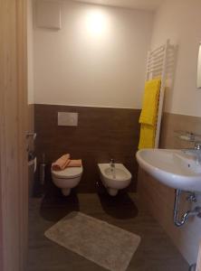 丘萨圣瓦伦丁酒店的一间带卫生间和水槽的浴室