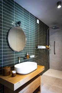 萨维尼莱博恩欧弗雷酒店的浴室设有白色水槽和镜子