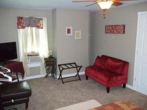 WaldenTin Brook Bed & Breakfast的客厅配有红色沙发和红色椅子