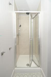 特伦特河畔斯托克Townhouse PLUS @ London Road Stoke的浴室里设有玻璃门淋浴