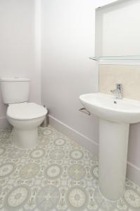 特伦特河畔斯托克Townhouse PLUS @ London Road Stoke的浴室配有白色卫生间和盥洗盆。
