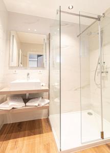 勒瑟瑞赛尔斯达夫酒店的带淋浴和盥洗盆的浴室