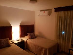 巴亚尔塔港departamento de lujo, Puerto Vallarta. Mexico的酒店客房设有两张床和窗户。