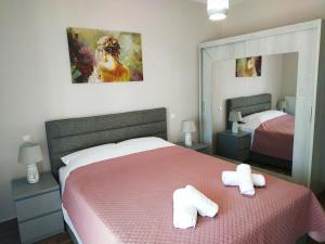 卡兰巴卡Meteora Rocks Apartment 1的一间卧室配有一张带两条白色毛巾的床