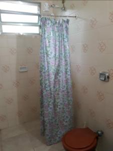 伊利亚孔普里达Samburá Chalés的带淋浴帘和卫生间的浴室