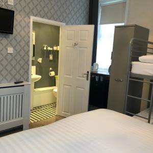 布莱克浦ParkRoyal Blackpool的一间卧室配有一张床,浴室设有淋浴。