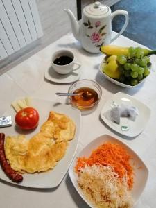 皮亚特拉-尼亚姆茨Agropensiunea Ozon的餐桌上放有食物和水果盘