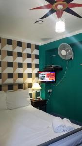 伦敦罗马路市景酒店的一间卧室配有一张床和一台平面电视