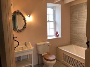 皮布尔斯Barns Bothy的浴室配有卫生间、盥洗盆和浴缸。
