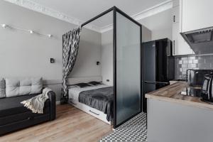 敖德萨City Centre Silver Apartment的一间卧室配有一张床和镜子