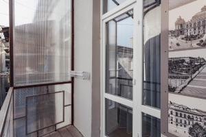 敖德萨City Centre Silver Apartment的享有大楼景致的开放式窗户