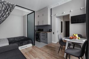 敖德萨City Centre Silver Apartment的配有床和桌子的房间以及厨房