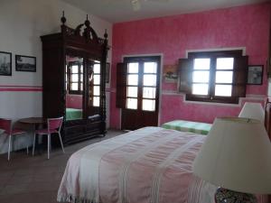 JantetelcoHacienda Santa Clara, Morelos, Tenango, Jantetelco的卧室配有床、桌子和窗户。