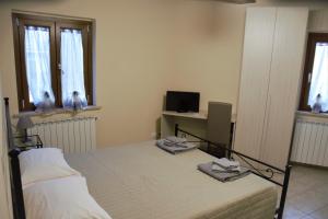 MonterealeB&B La Vecchia Osteria的一间卧室配有一张床,上面有两条毛巾