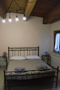 MonterealeB&B La Vecchia Osteria的一间卧室配有一张大床,上面有灯