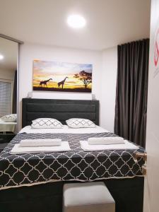 尼什Merkur Luxury Apartman的一间卧室配有一张壁画床