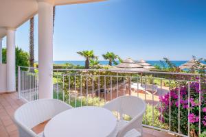 拉戈斯波尔图摩斯俱乐部日光广场海滩度假酒店的一个带桌椅的海景阳台