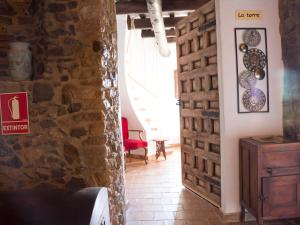 巴利-略夫雷加Mas Tomas的一间石墙和门的房间