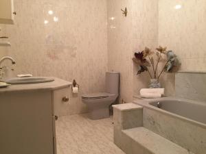 卡尔瓦略Piso Bergantiños的浴室配有卫生间、盥洗盆和浴缸。