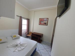 里梅拉格罗旅馆的一间卧室配有一张床和一张书桌