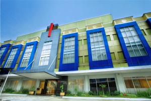 巴厘巴板巴厘巴板瑞士博林酒店的蓝色的建筑,上面有红丝带