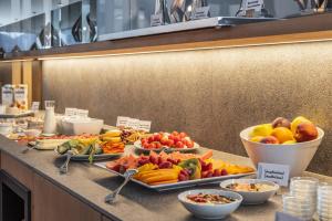 布尔古斯奥Maraias - Luxury Suites & Apartments的水果和蔬菜自助餐在柜台上