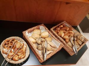 斯图加特斯图加特城市酒店的桌上三篮面包和糕点