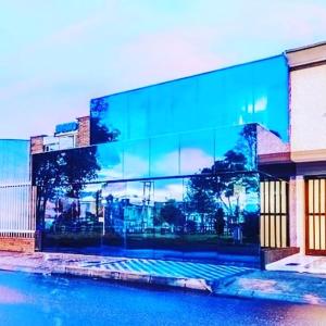 波哥大Hotel Boutique Markes的一座反映城市的玻璃建筑