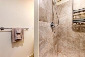 WiscassetSheepscot Beauty的带淋浴的浴室和玻璃门