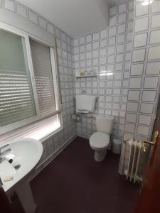 卡索拉安达卢西亚酒店的一间带卫生间、水槽和窗户的浴室