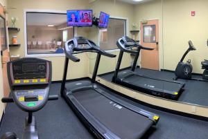 Paw PawBaymont by Wyndham Paw Paw的健身房设有两个跑步机和一个跑步机
