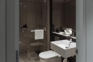 悉尼SKYE Suites Green Square的一间带水槽、卫生间和淋浴的浴室