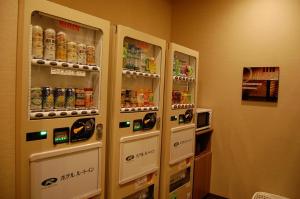 栗东Hotel Route Inn Kusatsu Ritto -Ritto Inter Kokudo 1 gou-的客房内的2台自动售货机出售饮品