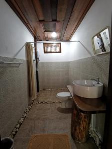 Ban NongtoungTadlo Lodge的一间带水槽和卫生间的浴室