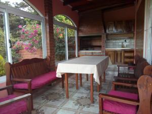 San VicentePosada Rural Crisol de Razas的一间带桌子和椅子的用餐室