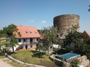 温佩尔克Vila Anička Vimperk的一座房子和一座带游泳池的城堡