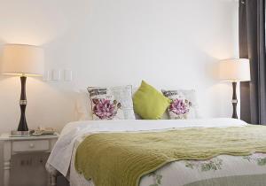 圣地亚哥Vip Home的一间卧室配有一张大床和两盏灯