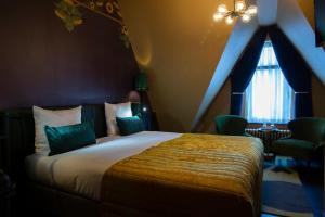 阿姆斯特丹阿德尔斯酒店的一间卧室设有一张床和一个窗口