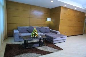 亚的斯亚贝巴Inter Luxury Hotel的客厅配有沙发和桌子